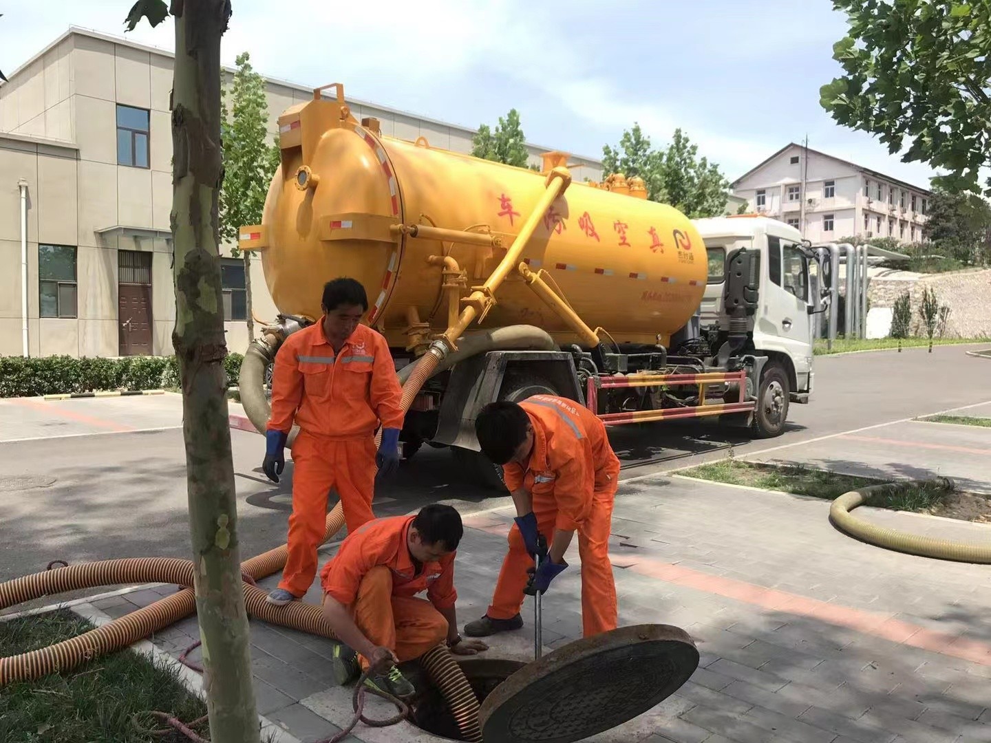 辽阳管道疏通车停在窨井附近