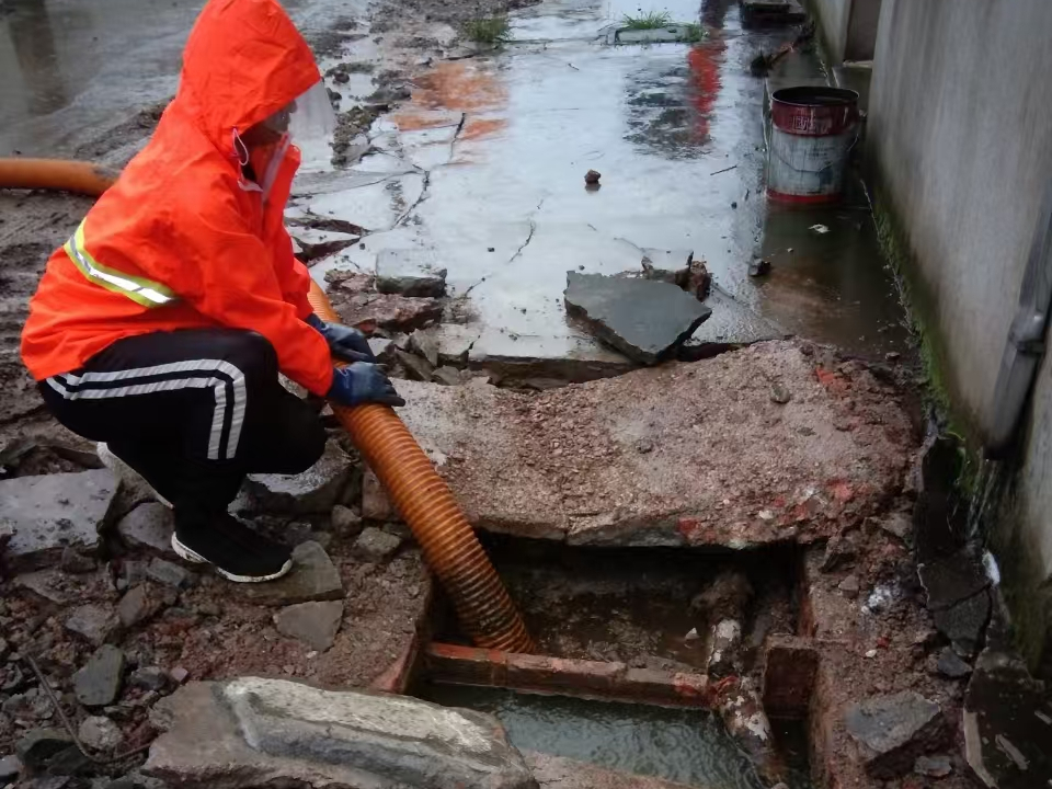 辽阳专业清理污水池 炜誉市政以规范流程守护城市 “肠道”